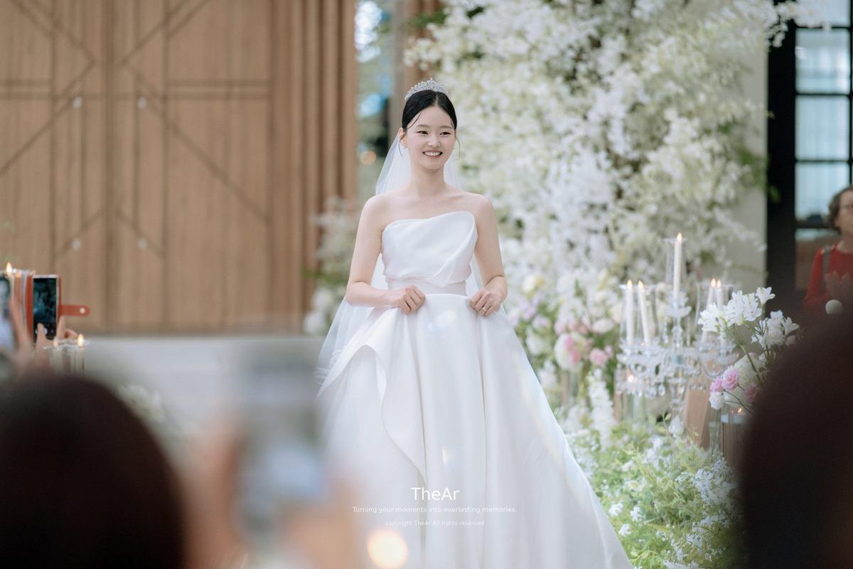 흰 꽃과 촛대가 늘어선 버진로드를 걸어 들어오는 분당 바실리움의 신부