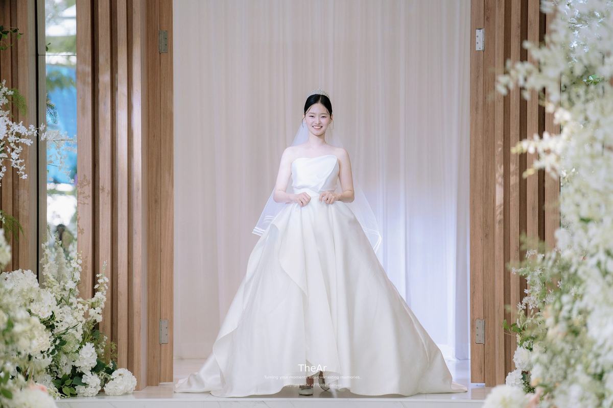분당 바실리움 원목 문을 배경으로 버진로드 앞에 홀로 선 신부