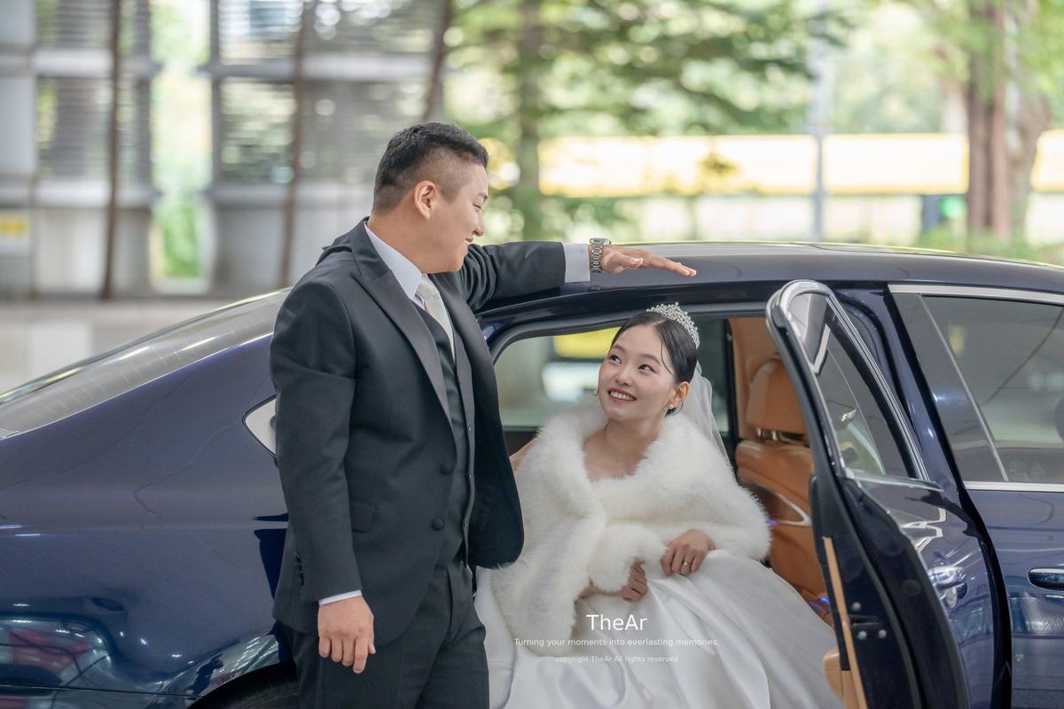 분당 바실리움 예식장 앞에 도착한 웨딩카 옆에서 차 문을 잡고 신부를 바라보는 신랑