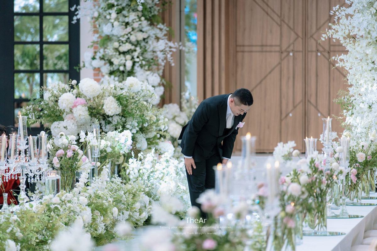 버진로드 위에서 하객을 향해 허리 굽혀 인사하는 신랑