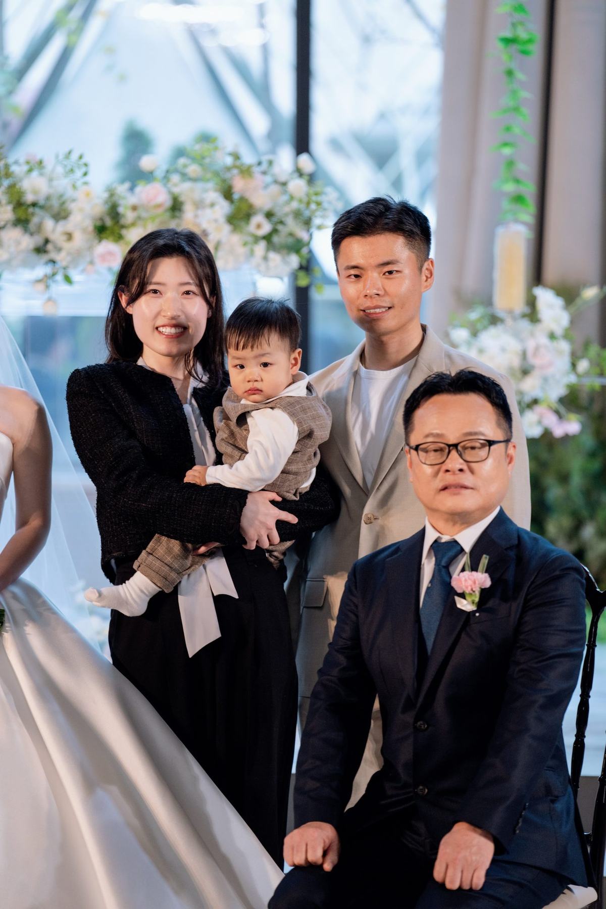 예식이 끝난 뒤 아이를 안은 하객 가족과 함께 선 기념 촬영