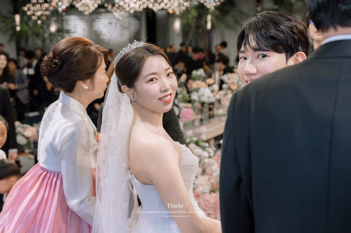 L65 가든홀 예식을 마치고 한복 차림의 어머니와 마주 보며 인사를 나누는 신부