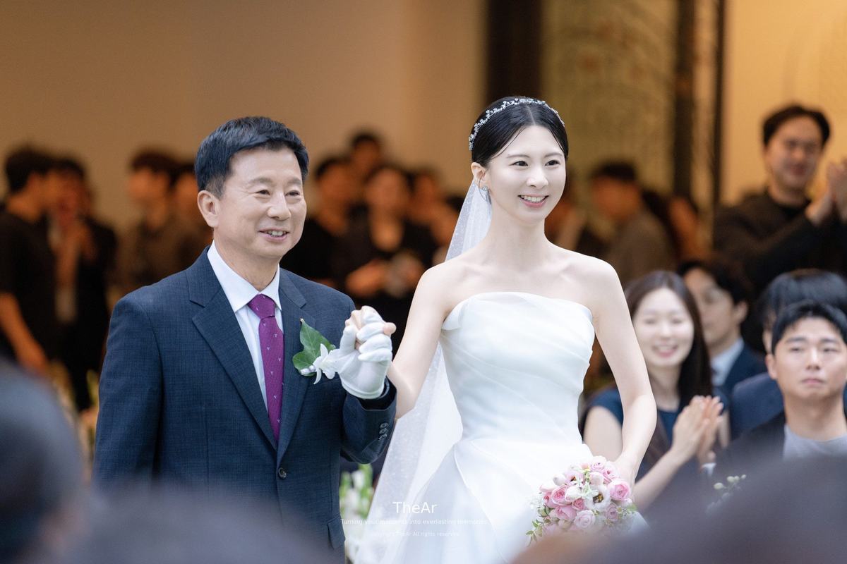 명동 라루체 웨딩홀 버진로드를 아버지의 손을 잡고 걸어 들어오는 신부와 양옆의 하객들
