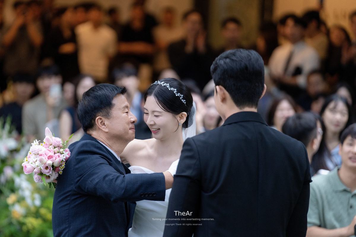 명동 라루체 웨딩홀에서 신랑에게 신부를 데려다주며 딸의 얼굴을 감싸 쓰다듬는 아버지