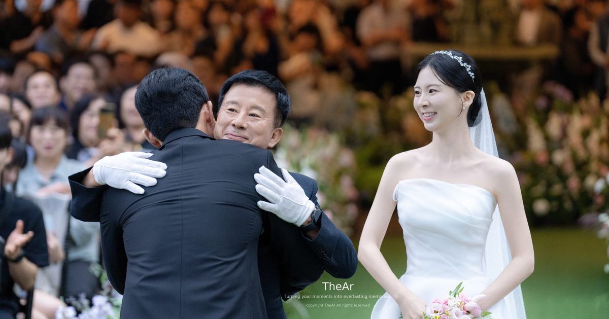 명동 라루체 웨딩홀 예식 중 신부의 아버지와 신랑이 서로를 끌어안는 순간