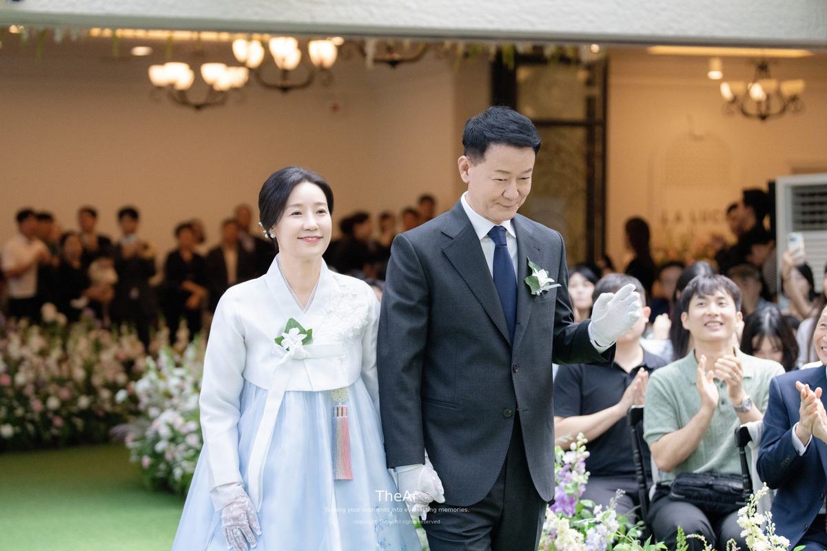 명동 라루체 웨딩홀 루아르홀 초록 버진로드를 나란히 걸어 입장하는 양가 혼주