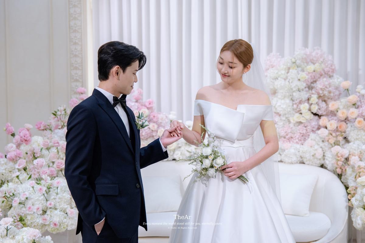 서울웨딩타워 신부대기실에서 부케를 든 신부의 손을 잡고 마주 선 신랑