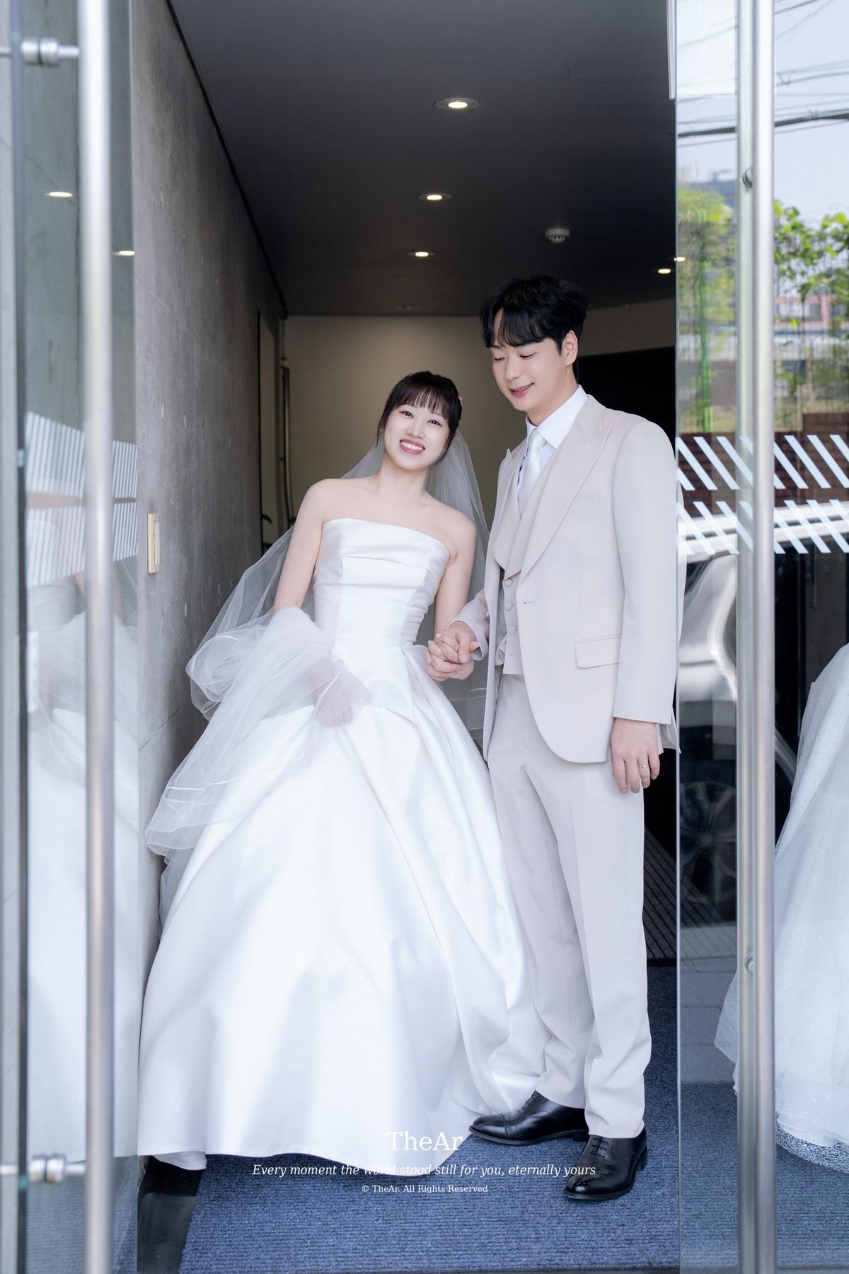 웨딩카에서 내리는 신부의 하차 순간