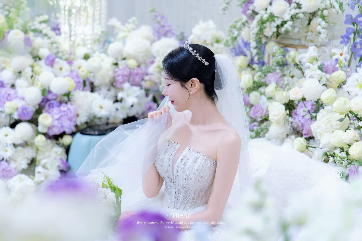 예식 날 홀에서 담은 신부의 자연스러운 순간