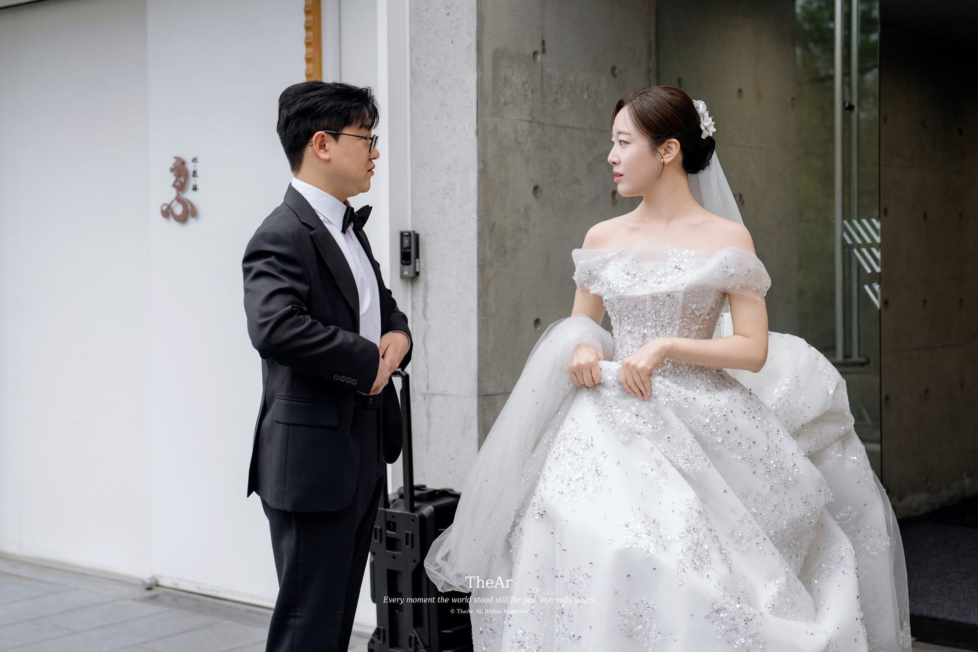 메이크업샵을 나서는 신랑과 신부