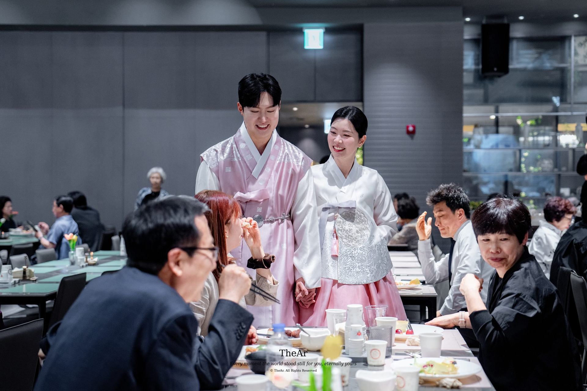 한복으로 갈아입고 피로연장에서 인사를 도는 신랑과 신부