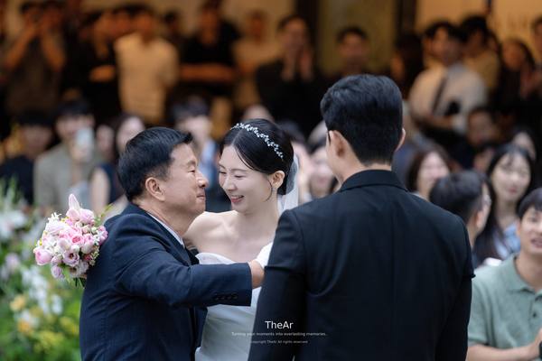 명동 라루체 웨딩홀에서 신랑에게 신부를 데려다주며 딸의 얼굴을 감싸 쓰다듬는 아버지